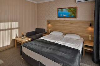 Гостиница Версаль Геленджик С балконом с видом в стену-1