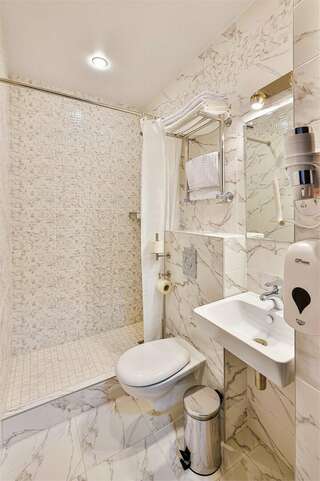 Гостиница Версаль Геленджик Семейный с балконом-12