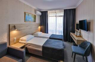 Гостиница Версаль Геленджик Семейный с балконом-6