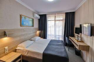 Гостиница Версаль Геленджик Семейный с балконом-3